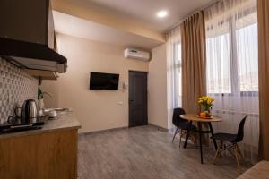 Eldhús eða eldhúskrókur á Horizon Hotel Yerevan