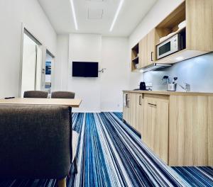 Kuchyň nebo kuchyňský kout v ubytování Hotel Lumi