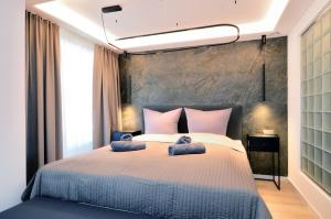 ein Schlafzimmer mit einem großen Bett mit rosa Kissen in der Unterkunft FeWo Prora - Gooddays in Binz