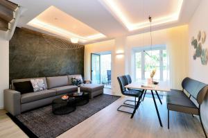 ein Wohnzimmer mit einer Couch und einem Tisch in der Unterkunft FeWo Prora - Gooddays in Binz
