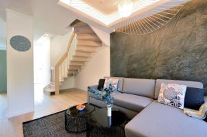 ein Wohnzimmer mit einer Couch und einer Treppe in der Unterkunft FeWo Prora - Gooddays in Binz