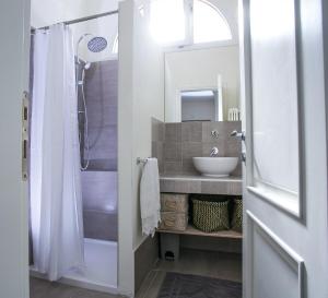 y baño con lavabo y ducha. en La finestra sul mare B&B, en Livorno