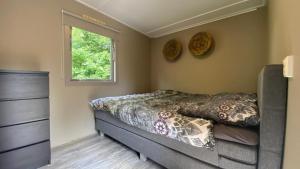 Postel nebo postele na pokoji v ubytování Gemoderniseerd en modern chalet bij het bos + 15 fotografií