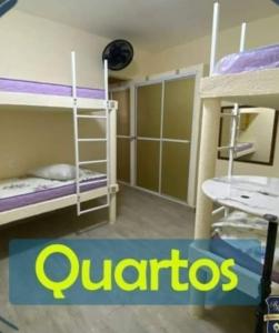 Habitación compartida con literas con el logotipo de o carriers en Vaga compartilhada Hostel da federação, en Salvador