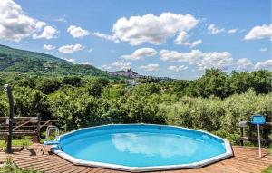 einen Pool auf einer Holzterrasse mit einem Berg in der Unterkunft Stunning Home In Soriano Nel Cimino in Soriano nel Cimino