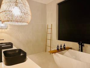 Koupelna v ubytování Sinar Bulan Lombok + 20 fotografií