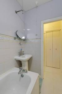 スタンウェルにあるModern 4 bedroom house in Heathrow, Londonの洗面台、浴槽、鏡のあるバスルーム +18枚の写真