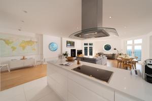 リンマスにあるOcean Terrace, Luxury Family Apt, Sea view and Terrace, 2 BR, Parkingの白い大型キッチン、リビングルーム(壁に地図付) +26枚の写真