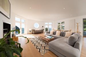 Χώρος καθιστικού στο Ocean Terrace, Luxury Family Apt, Sea view and Terrace, 2 BR, Parking