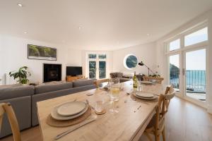 een woonkamer met een tafel en een bank bij Ocean Terrace, Luxury Family Apt, Sea view and Terrace, 2 BR, Parking in Lynmouth +24 foto's