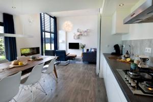 Η κουζίνα ή μικρή κουζίνα στο Lifestyle Cube mit Dachterrasse Meerblick und Strand