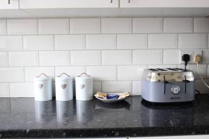 Köök või kööginurk majutusasutuses Private & Comfortable 2 Bedroom Home away from Home