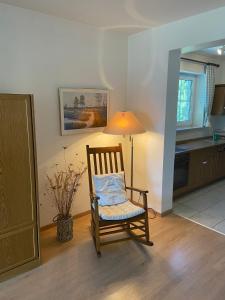 einen Schaukelstuhl in einer Küche mit einer Lampe in der Unterkunft Meeresrauschen - a57320 in Zingst