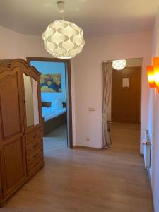 Zimmer mit einer Kommode und einem Schlafzimmer in der Unterkunft Meeresrauschen - a57320 in Zingst + 10 Fotos