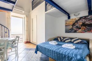 Una cama o camas en una habitación de Captain Mike - De Vivo Realty Meta di Sorrento