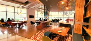 Restoran või mõni muu söögikoht majutusasutuses Luxury, Secure, Comfy Homestay