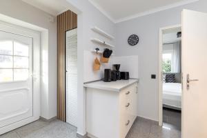Kuchyň nebo kuchyňský kout v ubytování Appartement Merle Kieler Straße 16a APPARTO Grömitz