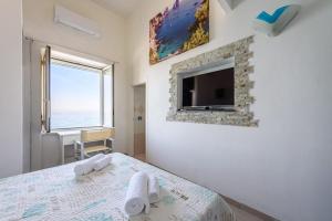 Una televisión o centro de entretenimiento en Captain Mike - De Vivo Realty Meta di Sorrento 34 fotos más