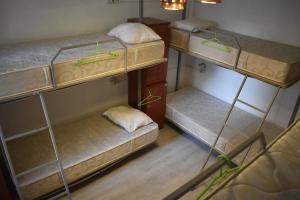 un gruppo di letti a castello in una stanza di SLEEP STUDIO Hostel a Yerevan