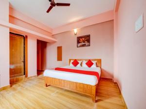 a bedroom with a bed in a room at Hotel O Crown Square in Bhopal