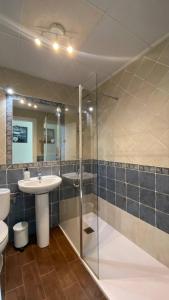 Kúpeľňa v ubytovaní Tarifa Beach apartment with ocean views and pool