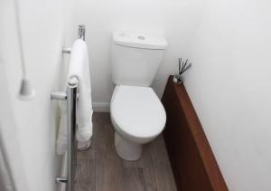 Koupelna v ubytování Newly Refurbished 3 Bed 2.5 Bath House in Staines + 14 fotografií