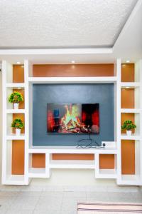 Μια τηλεόραση ή/και κέντρο ψυχαγωγίας στο Blink comfort suite- Rhino
