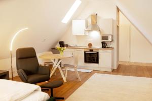 a small kitchen with a table and chairs in a room at Haus Salinen Bad Rothenfelde in Bad Rothenfelde