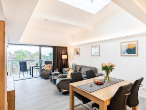 ein Wohnzimmer mit Tisch und Stühlen in der Unterkunft FeWo Prora - Ausblick in Binz