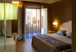 Rúm í herbergi á Aegusa Hotel