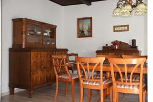 Un comedor con mesa y sillas de madera. en Superior - Ferienhaus am Engelsbach mit Garten und Pool, en Engelsbach