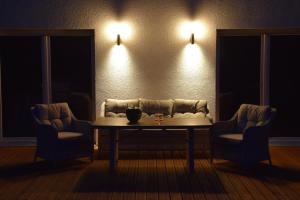 a living room with a couch and a table and two chairs at Superior - Ferienhaus am Engelsbach mit Garten und Pool in Engelsbach