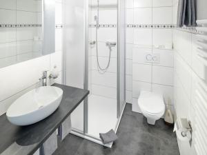 Koupelna v ubytování Hotel Alpha + 37 fotografií