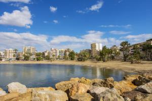 Una vista de una playa con edificios al fondo. en Águilas Centro Playa La Colonia, en Águilas