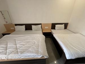 Postel nebo postele na pokoji v ubytování Shree radhe mohan hotel and resort khatushyamji