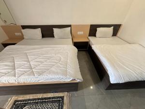 Postel nebo postele na pokoji v ubytování Shree radhe mohan hotel and resort khatushyamji