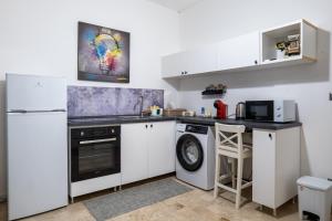 A kitchen or kitchenette at Sweet Home