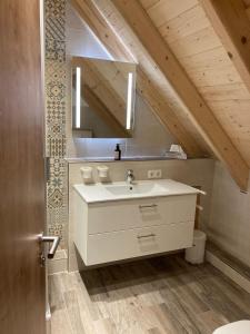 a bathroom with a sink and a mirror at Schöne Dachwohnung mit 2 Schlafzimmern im Zentrum von Schwarzenberg - Erzgebirge in Schwarzenberg (Erzgebirge)