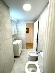 łazienka z toaletą i umywalką w obiekcie Portus apartment with pool w mieście Santa Pola