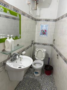 Ένα μπάνιο στο Nhà nghỉ Hằng Nga