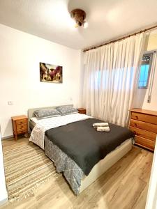 sypialnia z łóżkiem i oknem w obiekcie Portus apartment with pool w mieście Santa Pola