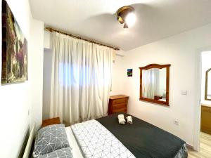 sypialnia z łóżkiem z dwoma butami w obiekcie Portus apartment with pool w mieście Santa Pola +33 zdjęcia