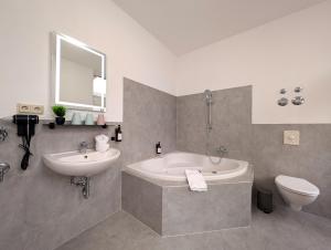 Et badeværelse på BohnApartments Stauffenberg City - Parkplatz - 2 Badezimmer - 3 Schlafzimmer - WLAN + 37 billeder