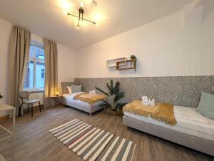 En eller flere senge i et værelse på BohnApartments Stauffenberg City - Parkplatz - 2 Badezimmer - 3 Schlafzimmer - WLAN