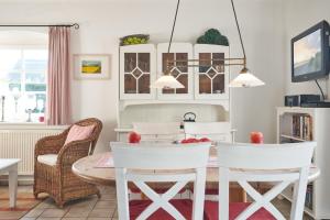 a dining room with a table and chairs at Apfelgarten in Boldixum