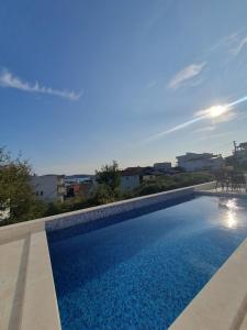Bazén v ubytování Meerblick & Pool nebo v jeho okolí