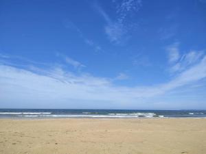 a sandy beach with the ocean in the background at Bungalow confortable à Saint-Brevin-les-Pins avec piscine, 40 m² in Saint-Brevin-les-Pins