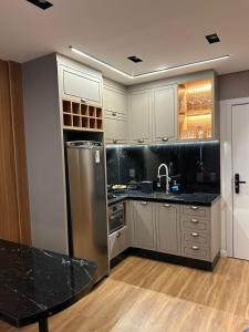 Kuchyň nebo kuchyňský kout v ubytování Studio-Apartamento de Alto Padrao