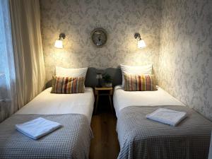 two twin beds in a room with two towels at Apartamenty 72 - Agroturystyka in Wola Pękoszewska +22 photos