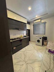 Kuchyň nebo kuchyňský kout v ubytování SunnySide 2 Bedroom Apartment